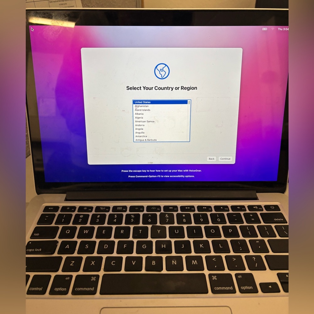 Apple MacBook Pro (13”) w/ charger & case